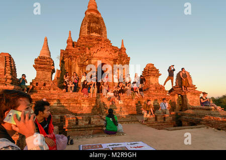 Bagan: Tempel Taung Guni Paya, Touristen beobachten, Sunrise, Souvenir Hawker, Region, Mandalay, Myanmar (Birma) Stockfoto