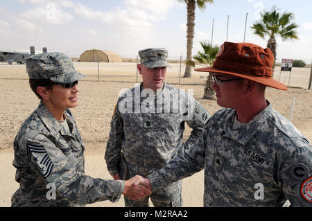 Air Force Command Chief Master Sgt. Denise Jelinski-Hall, Senior Berater der Chef der National Guard Bureau angeworben, und Army Command Sgt. Maj. Michael Lawrence, command Sergeant Major des Colorado National Guard, sprechen mit einem trooper bei MFO North Camp in El Gorah, Ägypten, am Okt. 22, 2011 bei einem Truppenbesuch und Fact-finding-Mission bei der MFO. (U.S. Army National Guard Foto: Staff Sgt. Jim Greenhill) (Freigegeben) CNGB MFO - Sinai Reise 2011 von der National Guard Stockfoto