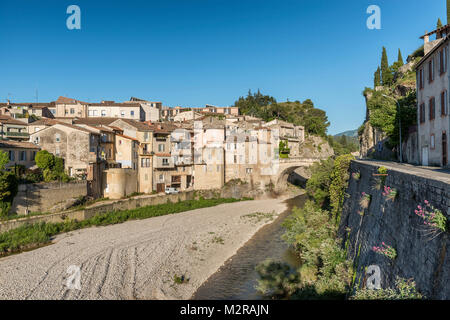 Vaison-la-Romaine, Vaucluse, Provence, Provence-Alpes-Côte d'Azur, Frankreich, Blick auf die Altstadt und die Steinerne Brücke von Vaison-la-Romaine mit den Fluss Ouvèze, Arondissement Carpentras, Stockfoto