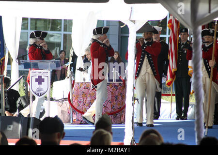 FORT BELVOIR, VA - Mitglieder der US-Armee der alten Garde der Fife und Drum Corps an der Ribbon-cutting feiert die Eröffnung des Fort Belvoir Community Hospital. Eine state-of-the-art Facility, die fünf Jahre dauerte und $ 1,03 Mrd. zu bauen, ersetzt die Dewitt Militärkrankenhaus und Teile von Walter Reed Army Medical Center. (U.S. Armee Foto/Patrick Bloodgood) 111028-A-OI 229-003 durch norfolkdistrict Stockfoto