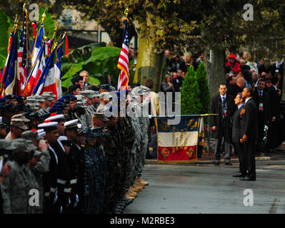 111104-N-NW 827-038: CANNES, Frankreich (Nov. 4, 2011) - US-Präsident Barack Obama und der französische Präsident Nicolas Sarkozy machen ehren die französischen und amerikanischen Flaggen wie sie sind vor zu einer Gedenkveranstaltung in Cannes Rathaus angezeigt. Während der Zeremonie, Obama und Sarkozy die französischen und amerikanischen Service Mitglieder, die sich auf Operationen Odyssey Dawn und Unified Protector teilgenommen geehrt, die Unterstützung der internationalen Reaktion auf die Unruhen in Libyen und die Durchsetzung der Resolution des Sicherheitsrats der Vereinten Nationen 1973. (U.S. Marine Foto von Mass Communication Specialist 2. Klasse Stephen Oleksiak/Freigegeben Stockfoto