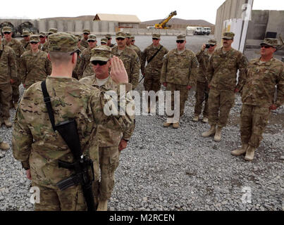 Oberst Todd R. Holz, Kommandant der 1. Stryker Brigade Combat Team, 25 Infanterie Division, verwaltet den Eid der Re-Eintragung zu Staff Sgt. Brian Beem, die Kavallerie Scout mit der 5. Staffel zugeordnet, 1.Kavallerie Regiments während einer besonderen Zeremonie am Vorwärts Operating Base Frontenac Nov. 9. Beem ist ein einzelnes Bein amputee, fortgesetzt hat trotz seiner Verletzung zu dienen. Sein Bein verlor er nach einem Improvised Explosive Device während seiner 2006 Einsatz in den Irak zur Detonation gebracht. (U.S. Armee Foto: Sgt. Thomas Duval 1/25 SBCT Public Affairs) 111109-A-werden 343-011 von 1 Stryker Brigade Combat Team arktische Wölfe Stockfoto