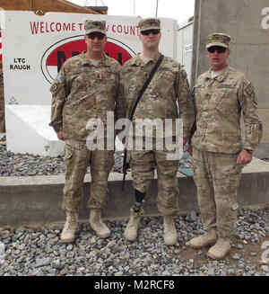 (Von links nach rechts) den Befehl Sgt. Maj. Joseph McFarlane, 5 Staffel, 1.Kavallerie Regiments, Staff Sgt. Brian Beem, und Oberst Todd R. Holz, Kommandant der 1. Stryker Brigade Combat Team, 25 Infanterie Division nehmen Sie sich einen Moment Zeit für eine sofort nach der Eintragung Zeremonie für Beem am Vorwärts Operating Base Frontenac, südlichen Afghanistan Nov. 9 Bild zu stellen. Beem ist ein amputee, die weiterhin mit dem 1/25 SBCT zu dienen. Er erlitt die Verletzung während einer Bereitstellung in den Irak im Jahr 2006. (U.S. Armee Foto: Sgt. Thomas Duval 1/25 SBCT Public Affairs) 111109-A-werden 343-007 von 1 Stryker Brigade Kamm Stockfoto