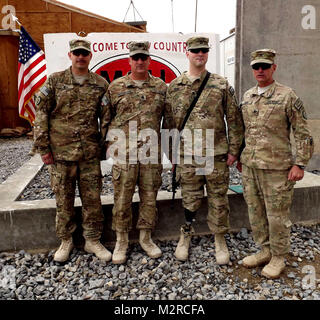 Staff Sgt. Brian Beem, die Kavallerie scout und amputee, Haltungen mit Mitgliedern der 1 Stryker Brigade Combat Team, 25 Infanterie Division Befehl Gruppe nach seinem Militärdienst Zeremonie auf Forward Operating Base Frontenac, 9. November statt. Beem ist derzeit mit der 5. Staffel, 1st Cavalry Regiment, 1/25 SBCT, für ein Jahr lang, um die Bereitstellung zu Afghanistan zur Unterstützung der Operation Enduring Freedom eingesetzt. (U.S. Armee Foto: Sgt. Thomas Duval 1/25 SBCT Public Affairs) 111109-A-werden 343-006 von 1 Stryker Brigade Combat Team arktische Wölfe Stockfoto