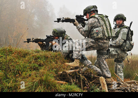 Georgien National Guard Armee Soldaten des 3. und 108. Reagieren auf Feuer während der Ausbildung an der Joint Multinational Readiness Center in Hohenfels, Deutschland, Nov. 9, 2011. JMRC plant, vorbereitet und führt Rotation 12-02, Mission Bereitschaft Übung für die Feuerwehr 157 Manöver Verbesserung am Hohenfels Training Bereich von 1-21 November 2011 Um sicherzustellen, dass die Einheit für Friedensunterstützende Operationen im Kosovo vorbereitet ist. (U.S. Armee Foto von SPC. Tristan Bolden/Nicht Freigegeben) 3-108 th Züge in Deutschland durch Georgia National Guard Stockfoto