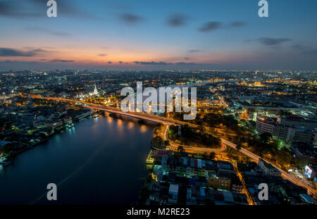 Sonnenuntergang Szene mit Phra Phuttha Yodfa Brücke, Memorial Bridge und Chao Praya Fluss in Bangkok. Stockfoto