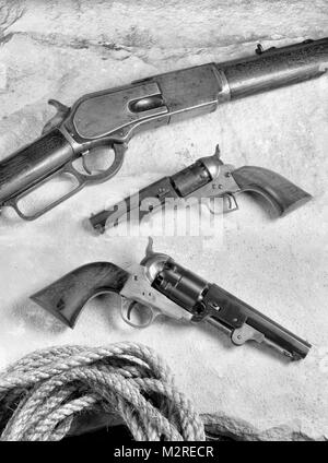 Alte Western Cowboy Gewehr und Pistolen in Schwarz und Weiß. Stockfoto