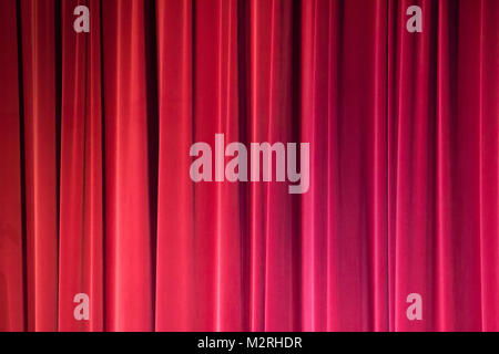 Rote Bühnenvorhänge Hintergrund mit Kopierraum Stockfoto