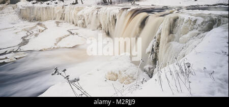 Teilweise Keila-Joa Wasserfall im Winter eingefroren. Lange Belichtung. Harjumaa, Estland Stockfoto