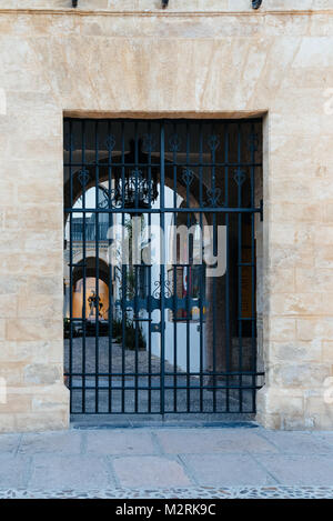 Cordoba, Spanien - 10 April, 2017: Eingang zum alten typischen Innenhof oder Terrasse im jüdischen Viertel von Córdoba Stockfoto