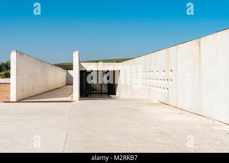 Cordoba, Spanien - 11 April 2017: Madinat al Zahara de los Atunes Museum, entworfen von Nieto Sobejano Architekten. Haupteingang. Stockfoto