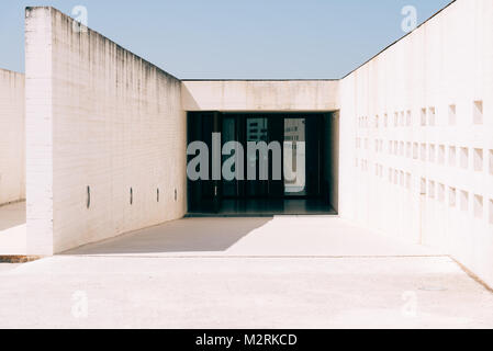 Cordoba, Spanien - 11 April 2017: Madinat al Zahara de los Atunes Museum, entworfen von Nieto Sobejano Architekten. Haupteingang. Stockfoto