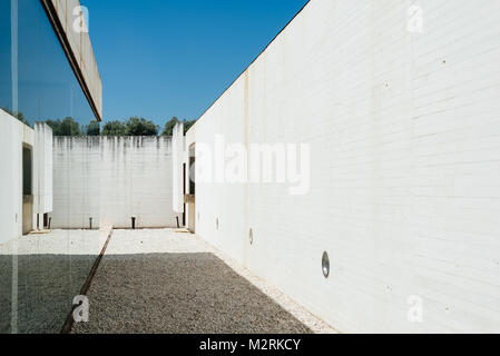 Cordoba, Spanien - 11 April 2017: Madinat al Zahara de los Atunes Museum, entworfen von Nieto Sobejano Architekten. Innenhof Stockfoto