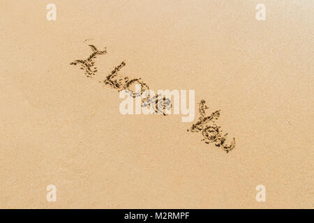 Wort der Ich liebe dich mit Buchstaben auf Sand geschrieben. Stockfoto