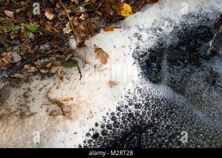 Schaum, Schaumbildung in einem Bach, Wasseroberfläche, Schaum