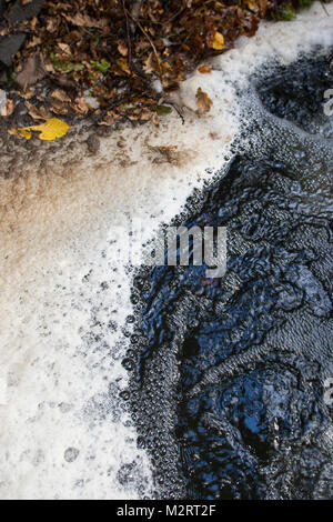 Schaum, Schaumbildung in einem Bach, Wasseroberfläche, Schaum