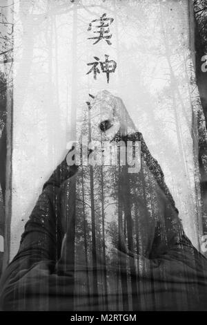 Abstrakte spooky Double Exposure Mann im Schwarzwald Stockfoto