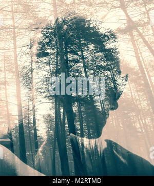 Abstrakte duotoned Double Exposure portrait von frau und Schwarzwald Stockfoto