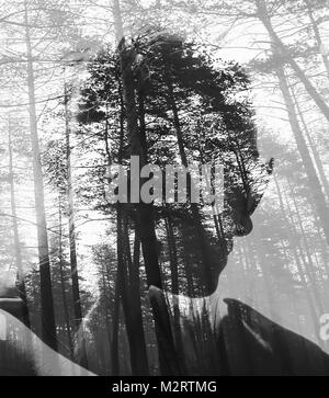 Aabstract schwarz und weiß Double Exposure Frau Silhouette in deeep Wald Stockfoto
