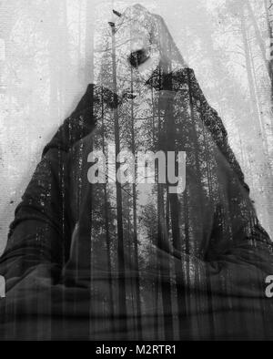 Abstrakte spooky Double Exposure Mann im Schwarzwald Stockfoto