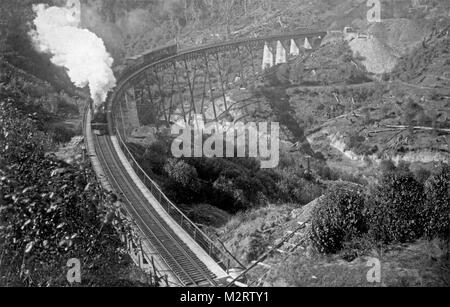 Dampfzug auf der Hapuawhenua Viadukt, North Island, Neuseeland C. 1935 Stockfoto