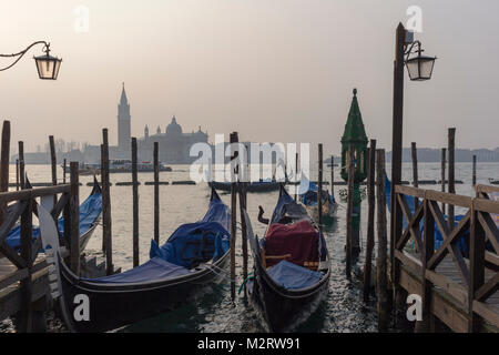 Blick auf Gondeln und San Giorgio Maggiore an einem Wintermorgen in Venedig Stockfoto