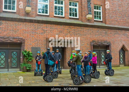 Geführte Segway Tour Group, vor Chilehaus, Altstadt, Hamburg, Deutschland Stockfoto