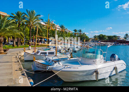 Hafen für private Boote, Passeig Maritim, Paseo Maritimo, harbourside Promenade, Port d'Alcudia, Mallorca, Balearen, Spanien Stockfoto