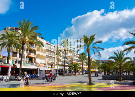 Radfahrer, Passeig Maritim, Paseo Maritimo, harbourside Promenade, Port d'Alcudia, Mallorca, Balearen, Spanien Stockfoto