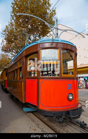 Ferrocarril de Soller, Straßenbahn zwischen Sóller und Port de Sóller, Carrer de la Marina, seaside Street, Port de Soller, Mallorca, Balearen, Spanien Stockfoto