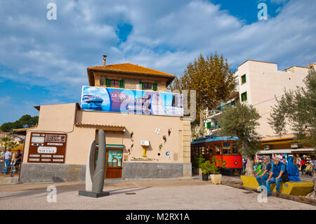 Die Carrer de la Marina, seaside Street, Port de Soller, Mallorca, Balearen, Spanien Stockfoto