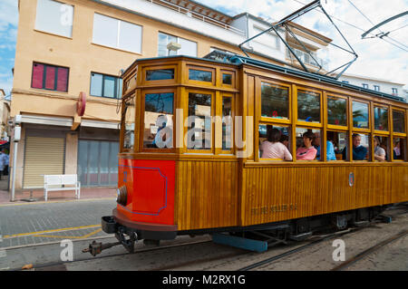 Ferrocarril de Soller, Straßenbahn zwischen Sóller und Port de Sóller, Carrer de la Marina, seaside Street, Port de Soller, Mallorca, Balearen, Spanien Stockfoto