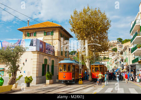 Straßenbahnen zwischen Sóller und Port de Sóller, Carrer de la Marina, seaside Street, Port de Soller, Mallorca, Balearen, Spanien Stockfoto