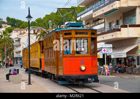 Ferrocarril de Soller, Straßenbahn zwischen Sóller und Port de Sóller, Carrer de la Marina, seaside Street, Port de Soller, Mallorca, Balearen, Spanien Stockfoto