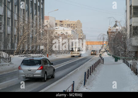 Eine Straßenszene in Jakutsk in Sibirien Jakutsk ist ein wichtiger Hafen an der Lena. Es wird von der Jakutsk Flughafen sowie die kleineren Magan Airpo Stockfoto