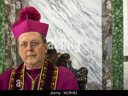 Kiew, Ukraine. 7 Feb, 2018. Der Apostolische Nuntius in der Ukraine, Erzbischof Claudio Gugerotti. In der Kathedrale von St. Alexander von Kiew, die Feier des hl. Maron Tag statt. Maron war ein 4. Jahrhundert christlichen Mönch im Taurusgebirge, Anhänger, nach seinem Tod, in der Maronitischen Kirche gegründet. Credit: ZUMA Press, Inc./Alamy leben Nachrichten Stockfoto