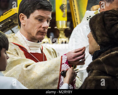 Kiew, Ukraine. 7 Feb, 2018. Der Priester weihen die Gläubigen. In der Kathedrale von St. Alexander von Kiew, die Feier des hl. Maron Tag statt. Maron war ein 4. Jahrhundert christlichen Mönch im Taurusgebirge, Anhänger, nach seinem Tod, in der Maronitischen Kirche. hop Claudio Gugerotti gegründet. (Cr Credit: ZUMA Press, Inc./Alamy leben Nachrichten Stockfoto