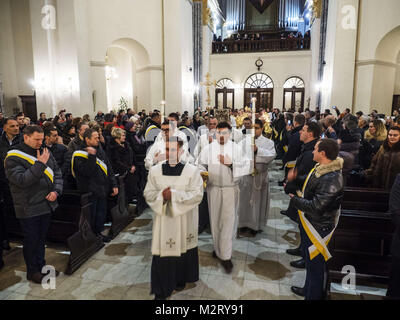 Kiew, Ukraine. 7 Feb, 2018. In der Kathedrale von St. Alexander von Kiew, die Feier des hl. Maron Tag statt. Maron war ein 4. Jahrhundert christlichen Mönch im Taurusgebirge, Anhänger, nach seinem Tod, in der Maronitischen Kirche. hop Claudio Gugerotti gegründet. (Bild: © Igor Golovniov/SOPA per Kreditkarte: ZUMA Press, Inc./Alamy leben Nachrichten Stockfoto