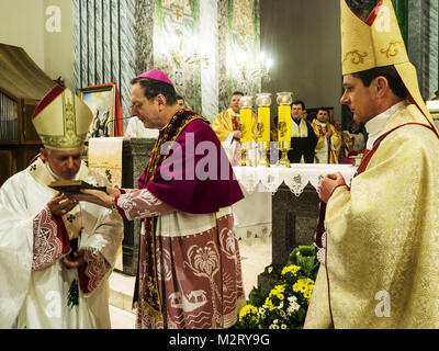 Kiew, Ukraine. 7 Feb, 2018. In der Kathedrale von St. Alexander von Kiew, die Feier des hl. Maron Tag statt. Maron war ein 4. Jahrhundert christlichen Mönch im Taurusgebirge, Anhänger, nach seinem Tod, in der Maronitischen Kirche. hop Claudio Gugerotti gegründet. (Bild: © Igor Golovniov/SOPA per Kreditkarte: ZUMA Press, Inc./Alamy leben Nachrichten Stockfoto