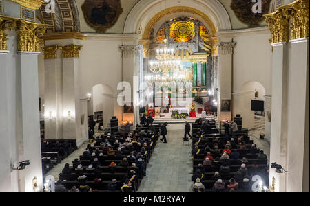 Kiew, Ukraine. 7. Februar, 2018. Innenansicht der Kathedrale des Hl. Alexander von Kiew. - In der Kathedrale von St. Alexander von Kiew, die Feier des hl. Maron Tag statt. Maron war ein 4. Jahrhundert christlichen Mönch im Taurusgebirge, Anhänger, nach seinem Tod, in der Maronitischen Kirche gegründet. Diese Veranstaltung wurde dank der Bemühungen der libanesischen Diaspora der Ukraine unter der Schirmherrschaft der Credit: Igor Golovnov/Alamy Leben Nachrichten gehalten Stockfoto