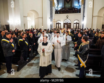 Kiew, Ukraine. 7. Februar, 2018. In der Kathedrale von St. Alexander von Kiew, die Feier des hl. Maron Tag statt. Maron war ein 4. Jahrhundert christlichen Mönch im Taurusgebirge, Anhänger, nach seinem Tod, in der Maronitischen Kirche gegründet. Diese Veranstaltung wurde dank der Bemühungen der libanesischen Diaspora der Ukraine unter der Schirmherrschaft von o Gugerotti statt. Quelle: Igor Golovnov/Alamy leben Nachrichten Stockfoto