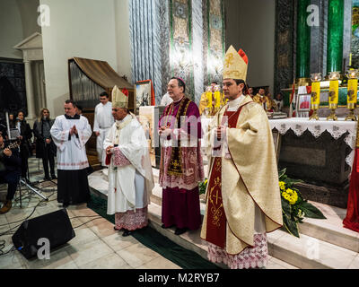 Kiew, Ukraine. 7. Februar, 2018. In der Kathedrale von St. Alexander von Kiew, die Feier des hl. Maron Tag statt. Maron war ein 4. Jahrhundert christlichen Mönch im Taurusgebirge, Anhänger, nach seinem Tod, in der Maronitischen Kirche gegründet. Diese Veranstaltung wurde dank der Bemühungen der libanesischen Diaspora der Ukraine unter der Schirmherrschaft von o Gugerotti statt. Quelle: Igor Golovnov/Alamy leben Nachrichten Stockfoto