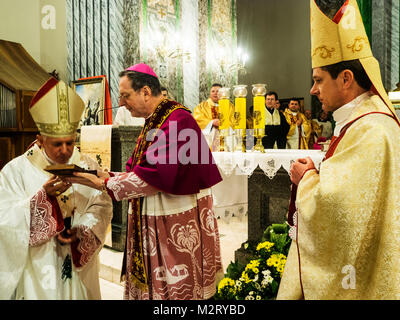 Kiew, Ukraine. 7. Februar, 2018. In der Kathedrale von St. Alexander von Kiew, die Feier des hl. Maron Tag statt. Maron war ein 4. Jahrhundert christlichen Mönch im Taurusgebirge, Anhänger, nach seinem Tod, in der Maronitischen Kirche gegründet. Diese Veranstaltung wurde dank der Bemühungen der libanesischen Diaspora der Ukraine unter der Schirmherrschaft von o Gugerotti statt. Quelle: Igor Golovnov/Alamy leben Nachrichten Stockfoto