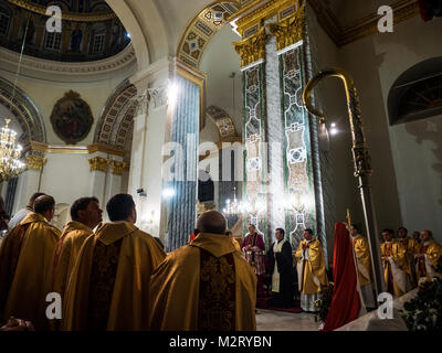 Kiew, Ukraine. 7. Februar, 2018. In der Kathedrale von St. Alexander von Kiew, die Feier des hl. Maron Tag statt. Maron war ein 4. Jahrhundert christlichen Mönch im Taurusgebirge, Anhänger, nach seinem Tod, in der Maronitischen Kirche gegründet. Diese Veranstaltung wurde dank der Bemühungen der libanesischen Diaspora der Ukraine unter der Schirmherrschaft von o Gugerotti statt. Quelle: Igor Golovnov/Alamy leben Nachrichten Stockfoto