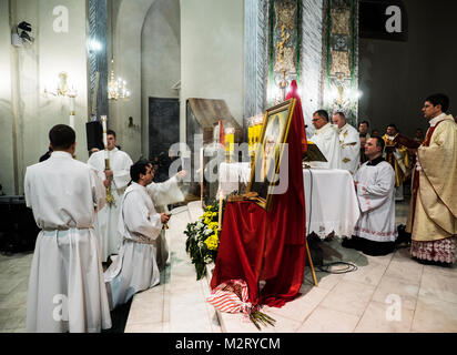 Kiew, Ukraine. 7. Februar, 2018. Erzbischof Mechislav Mokshinsky, den Metropoliten von Lemberg und der Leiter der Konferenz der Katholischen Bischöfe in der Ukraine hält einen Gottesdienst. - In der Kathedrale von St. Alexander von Kiew, die Feier des hl. Maron Tag statt. Maron war ein 4. Jahrhundert christlichen Mönch im Taurusgebirge, Anhänger, nach seinem Tod, in der Maronitischen Kirche gegründet. Diese Veranstaltung wurde dank der Bemühungen der libanesischen Diaspora der Ukraine unter der Schirmherrschaft von Erzbischof Mechislav Mokshinsky, den Metropoliten von Lemberg und der Leiter der Konferenz der R Stockfoto