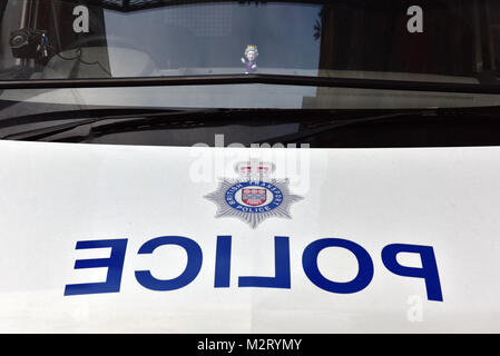 London, Großbritannien. 8. Februar, 2018. Königliche Familie und Monarchie, UK. Ein British Transport Police van außerhalb von London Waterloo Bahnhof mit einem solar Modell der Königin auf dem Armaturenbrett geparkt. Eine amüsante oder lustig und patriotische Bild Unterstützung für die königliche Familie oder Monarchie in eine freche und amüsante Weise. Quelle: Steve Hawkins Fotografie/Alamy leben Nachrichten Stockfoto