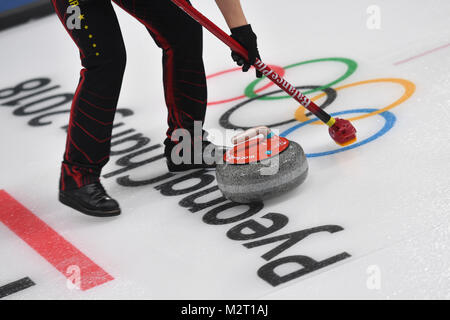 Eisstockschießen Aktion, Detail, Wischer, Besen, Stein, vor den Olympischen Ringen, allgemein, Feature, Randmotiv, Curling Mixed Double Round Robin Sitzung 1, Gangneung Curling Center am 08.02.2018, Olympische Winterspiele 2018, vom 09.02. - 25.02.2018 in PyeongChang/Suedkorea. Quelle: dpa Picture alliance/Alamy leben Nachrichten Stockfoto