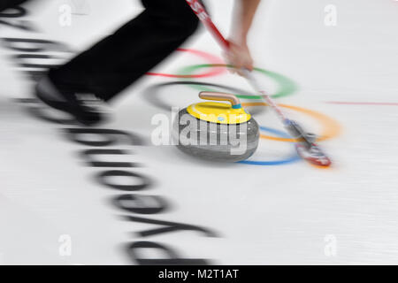 Eisstockschießen Aktion, Detail, Wischer, verwischt, Besen, Stein, vor den Olympischen Ringen, allgemein, Feature, Randmotiv, Curling Mixed Double Round Robin Sitzung 1, Gangneung Curling Center am 08.02.2018, Olympische Winterspiele 2018, vom 09.02. - 25.02.2018 in PyeongChang/Suedkorea. Quelle: dpa Picture alliance/Alamy leben Nachrichten Stockfoto