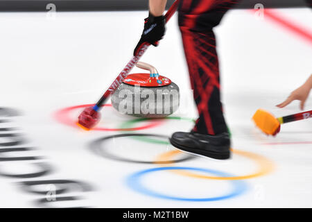 Eisstockschießen Aktion, Detail, Wischer, Besen, Stein, vor den Olympischen Ringen, allgemein, Feature, Randmotiv, Curling Mixed Double Round Robin Sitzung 1, Gangneung Curling Center am 08.02.2018, Olympische Winterspiele 2018, vom 09.02. - 25.02.2018 in PyeongChang/Suedkorea. Quelle: dpa Picture alliance/Alamy leben Nachrichten Stockfoto