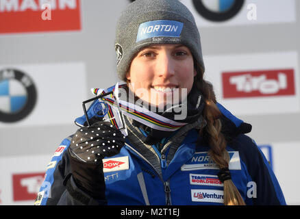 Eingereicht - DATEI - Datei Bild vom 28. Januar 2017 mit amerikanischen lugar Erin Hamlin hält ihre Silbermedaille bei der Verleihung des Women's singles Fall an der Rodel-WM in Innsbruck, Österreich. Foto: Tobias Hase/dpa Stockfoto